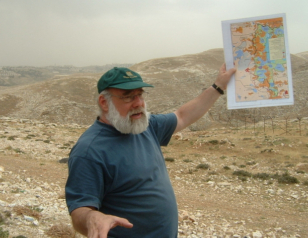 Jeff Halper en uno de los tours del ICAHD en E1, una zona ubicada en las afueras de Jerusalén, en la cual Israel planea expulsar a la población beduina para construir más colonias judías y dividir definitivamente el norte del sur de Cisjordania. (Foto: Jonathan Cook).
